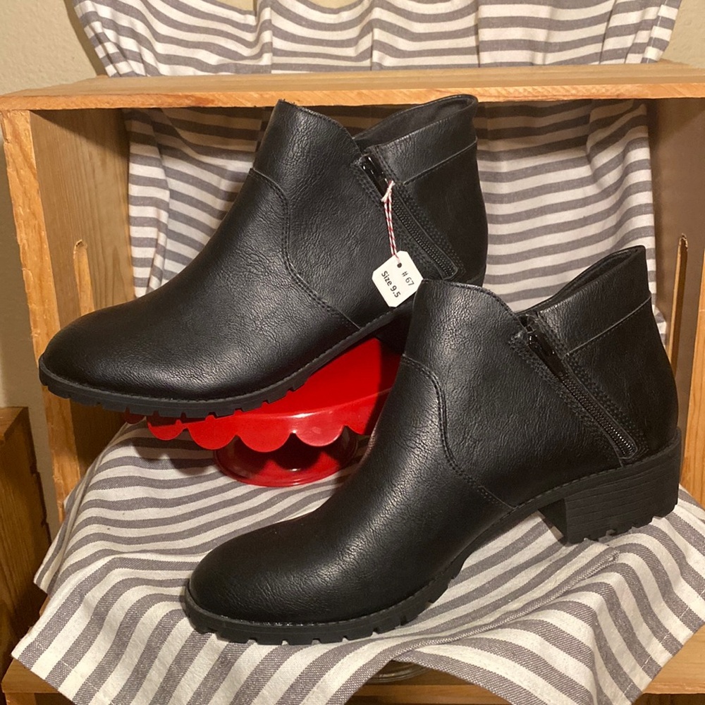 #67 Me Too Zippered Boots - Black